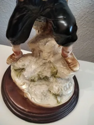 Figura niño con tirachinas