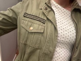 Chaqueta verde militar con detalles