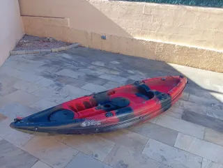 Kayak de pesca rojo y negro