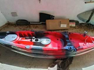 Kayak de pesca rojo y negro