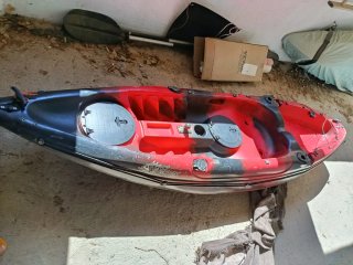 Kayak de pesca rojo y negro