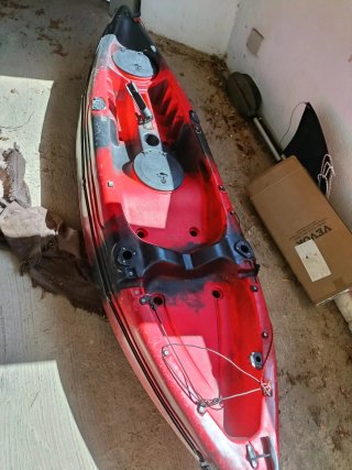 Kayak de pesca rojo y negro
