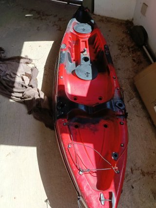 Kayak de pesca rojo y negro