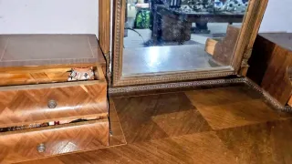 Tocador antiguo con mesitas