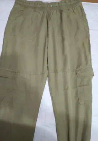 Pantalones cargo color caqui, beige y rosa