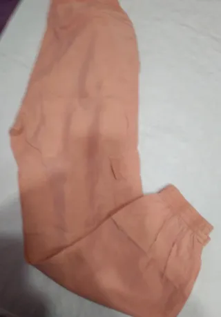 Pantalones cargo color caqui, beige y rosa