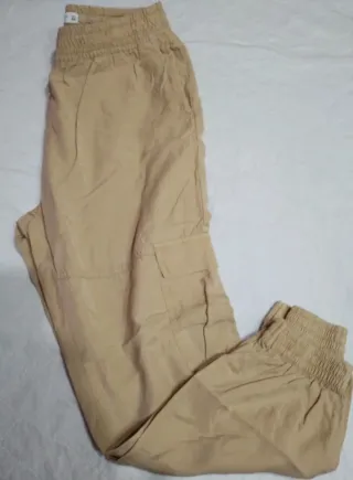 Pantalones cargo color caqui, beige y rosa