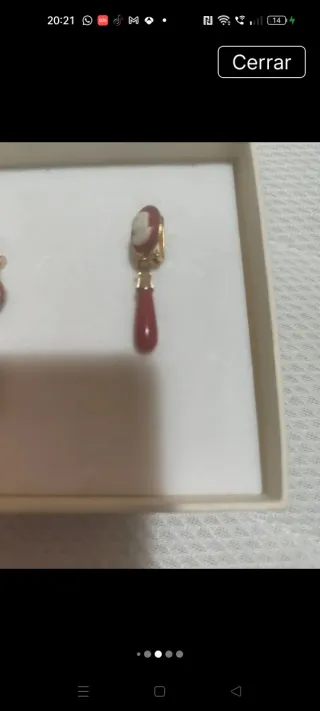 Pendientes de oro con camafeo y coral