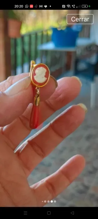 Pendientes de oro con camafeo y coral