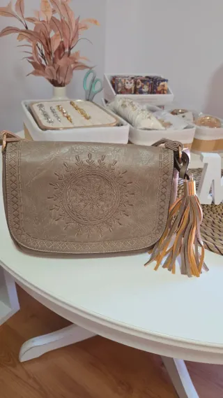 Bolso bandolera beige con detalle mandala