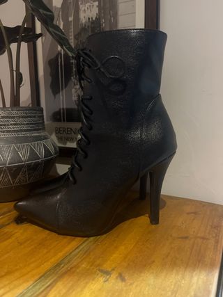 Botines de tacón negros con cordones