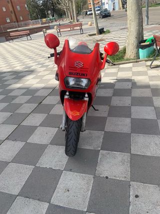 Suzuki GSX 1100 F Roja