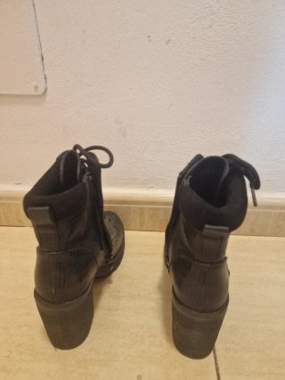 Botín tacón negro efecto piel