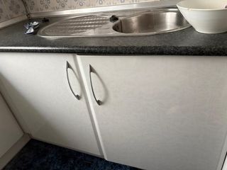 Cocina blanca y azul