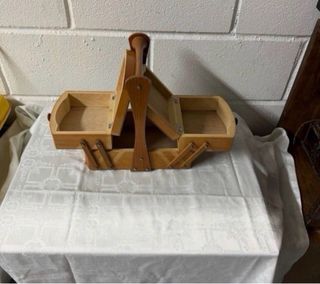 Costurero de madera con diseño de mariposas