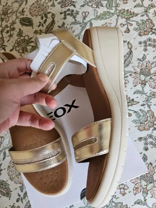 Sandalias Geox doradas y blancas talla 41
