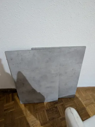 Mesa de comedor gris y blanca
