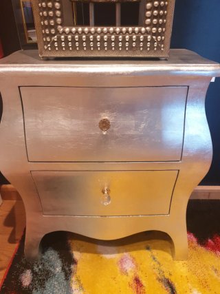 Dormitorio : cabecero, mesillas, espejo y canapé.