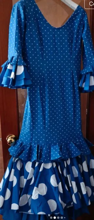Traje de flamenca azul con lunares blancos