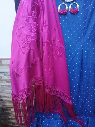 Traje de flamenca azul con lunares blancos