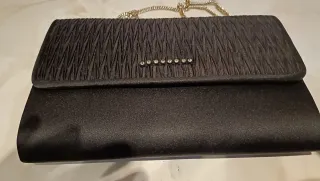 Bolso de noche negro con cadena dorada