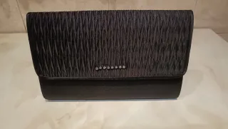 Bolso de noche negro con cadena dorada