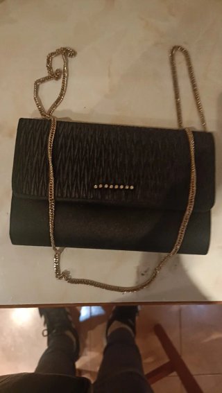 Bolso de noche negro con cadena dorada