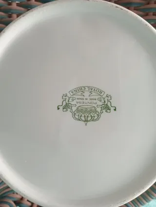 Sopera de cerámica blanca con tapa