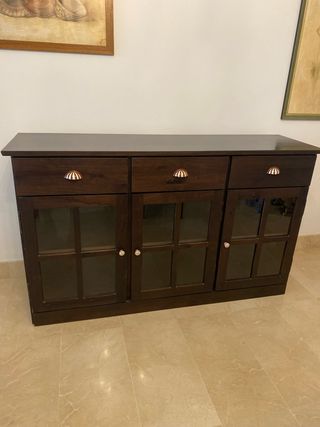 Aparador de madera con puertas de cristal