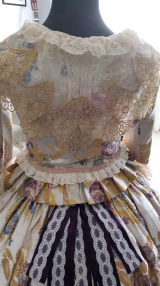 Traje blanco con flores con manteldtas