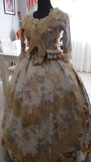 Traje blanco con flores con manteldtas