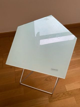 Mesa auxiliar cristal y metal