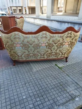 Sofá y sillones de tela y madera