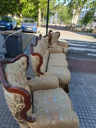 Sofá y sillones de tela y madera