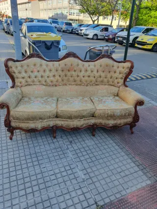 Sofá y sillones de tela y madera