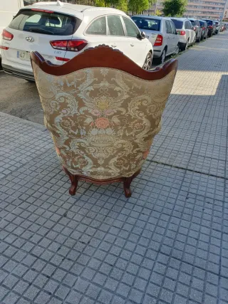 Sofá y sillones de tela y madera