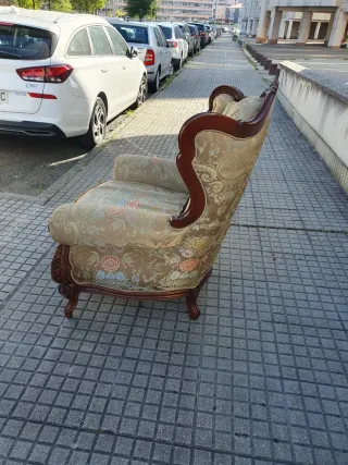 Sofá y sillones de tela y madera