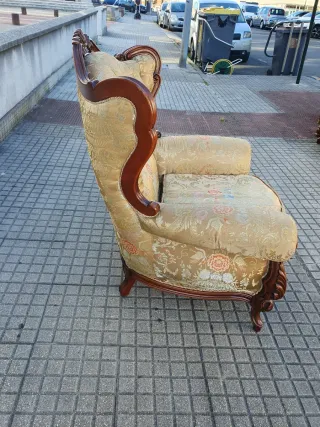 Sofá y sillones de tela y madera