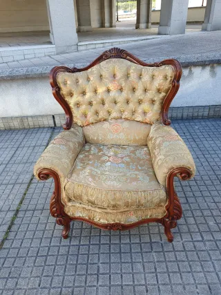 Sofá y sillones de tela y madera
