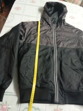 Chaqueta con capucha hombre