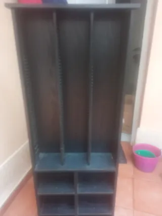 Estantería de madera con varias baldas