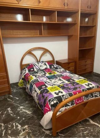 Dormitorio completo: mesita, cama y armario