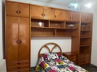 Dormitorio completo: mesita, cama y armario