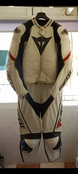 Mono de moto Dainese blanco y negro