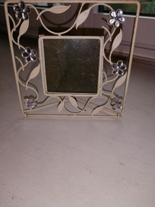 Cornice in ferro decorata con fiori