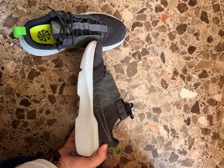 Zapatillas Nike Negras/Gris con Detalles Verdes