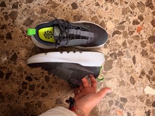 Zapatillas Nike Negras/Gris con Detalles Verdes