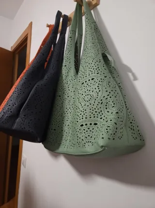 Bolsos de piel con diseño troquelado