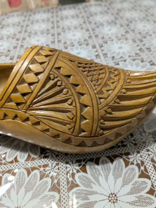 Articolo da scrivania in legno intagliato