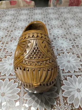 Articolo da scrivania in legno intagliato